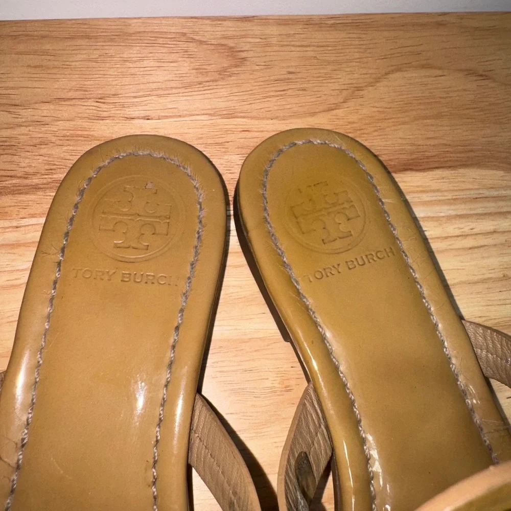 Tory Burch Miller Patent Sandal Tan Brown Leather Thong Flat Logo Size 7